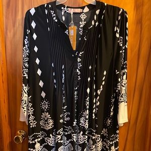 Woman’s Back/White Tunic Top